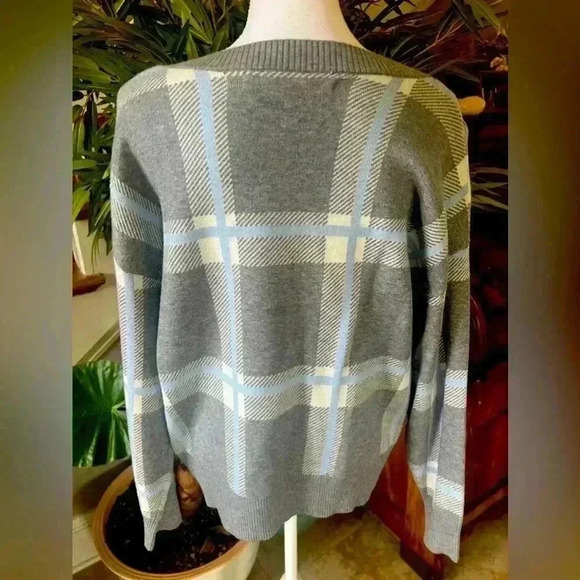 Max Studio NWOT. Never worn super soft. Large. V neck plaid print gray blues - Picture 3 of 11